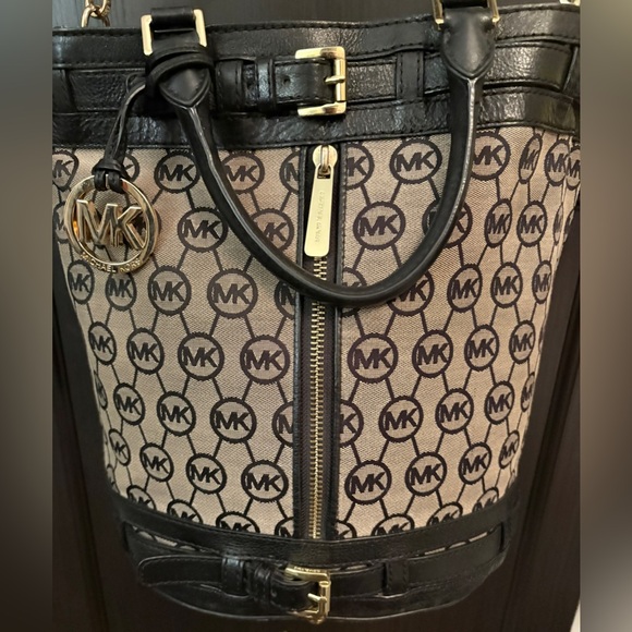 Michael Kors Handbags - Michael Kors Signature Logo Bucket Tote | Belted Silhouette